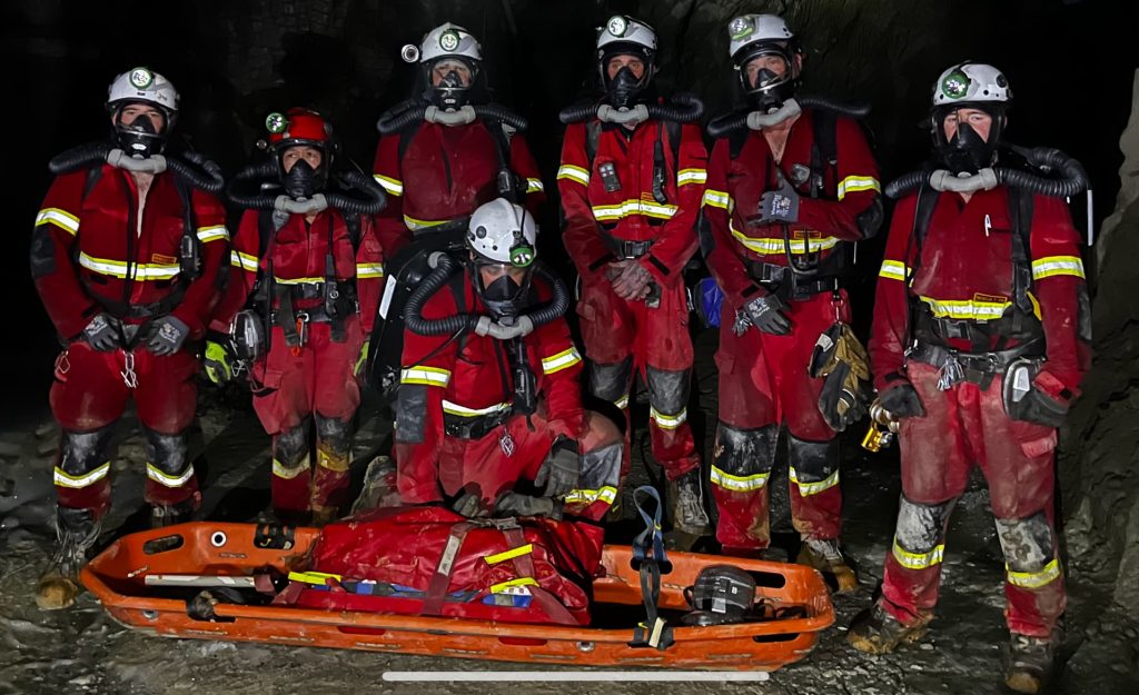 emergency response training in Perth. Image of crew of trainees in full PPE underground.